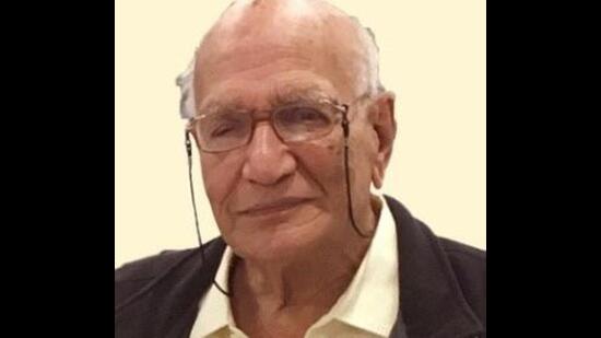 Keshav Waman Patwardhan, popularly known as Rayakaka Patwardhan, the founder of Prasanna Travels passed away on Monday (HT PHOTO)