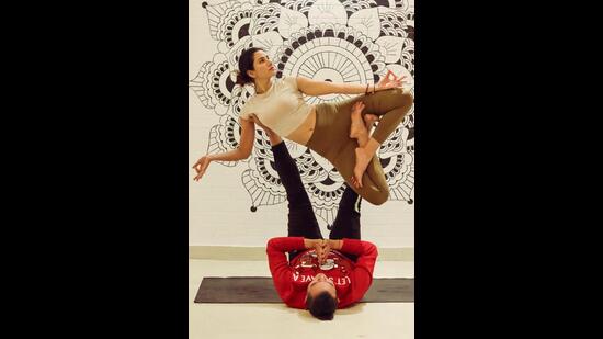 Sonnalli Seygall doing Acroyoga