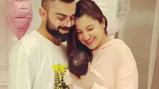 Anushka Sharma and Virat Kohli's baby announcement included this picture with little Vamika.