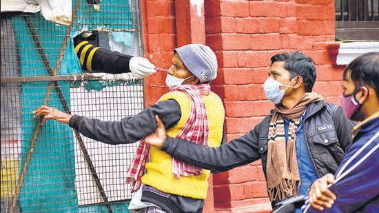 Prayagraj: A health worker collects a swab sample of a man for COVID-19 test, amid concern over rising Omicron cases, in Prayagraj, Monday, January 24, 2021. (PTI Photo)(PTI01_24_2022_000170A) (PTI) Prayagraj: A health worker collects a swab sample of a man for COVID-19 test, amid concern over rising Omicron cases, in Prayagraj, Monday, January 24, 2021. (PTI Photo)(PTI01_24_2022_000170A) (PTI)