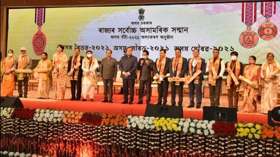 Assam Governor Jagdish Mukhi (11th from left) and Chief Minister Himanta Biswa Sarma (12th from left) with the Assam Saurav and Assam Gaurav award winners in Guwahati on Monday. (TWITTER/@Himanta Biswa Sarma.)