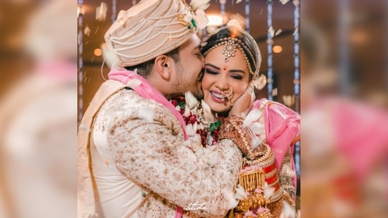Shweta Agarwal's first picture on Instagram is of herself and her husband Aditya Narayan from their wedding day.(Instagram/@shwetaagarwaljha)