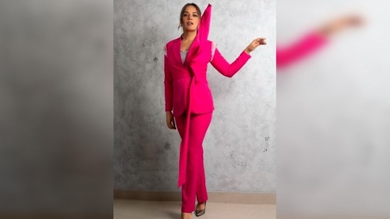 Richa Chadha teamed her look with a pair of metallic pointed pumps and statement earrings.(Instagram/@therichachadha)