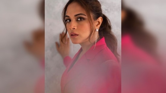 With subtle makeup to complement her chic look, Richa Chadha interacted through the frame with her bold mesmerising smokey eyes.(Instagram/@therichachadha)