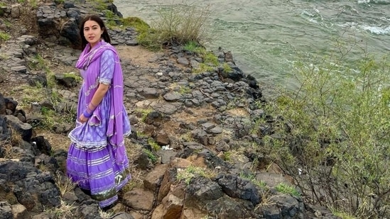 Sara's suit set features a half sleeve kurti adorned with block print in white shade, silver gota patti embroidery, and scalloped hem and sleeves decorated with silver embroidered details. Additionally, the fit and flared silhouette of the kurti lent a dreamy vibe to the ensemble and defined the star's frame.(Instagram/@saraalikhan)