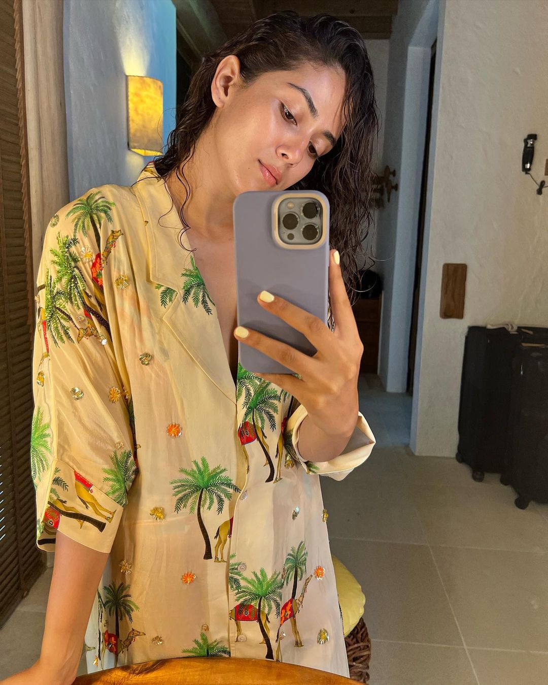 Mira's ensemble is a wardrobe staple that will help you make a statement with minimum effort. (Instagram/@mirakapoor) Mira's ensemble is a wardrobe staple that will help you make a statement with minimum effort. (Instagram/@mirakapoor)