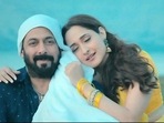 Salman Khan and Pragya Jaiswal in a still from the Main Chala video. Salman Khan and Pragya Jaiswal in a still from the Main Chala video.