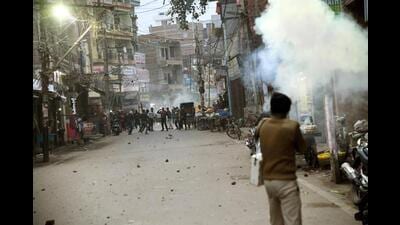 Railway job aspirants clash with police in Patna on Tuesday. (Santosh Kumar/HT Photo) Railway job aspirants clash with police in Patna on Tuesday. (Santosh Kumar/HT Photo)