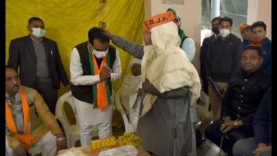 BJP candidate Pankaj Singh during an election campaign in Behlolpur village, Noida, on Tuesday. (Sunil Ghosh/HT)
