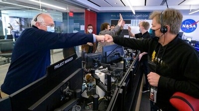 Nasa James Webb Space Telescope Project Manager Bill Ochs, left and others from the operations team celebrate after confirming that the observatory's final primary mirror wing successfully extended and locked into place. (AP) Nasa James Webb Space Telescope Project Manager Bill Ochs, left and others from the operations team celebrate after confirming that the observatory's final primary mirror wing successfully extended and locked into place. (AP)