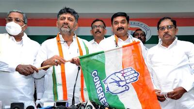 Opposition leader in Karnataka assembly and senior Congress leader, Siddaramaiah said people from both the BJP and JD(S) are in touch with me. (HT File)