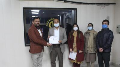 DC Varinder Kumar Sharma handed over EPIC cards to first time voters in Ludhiana. (HT PHOTO)