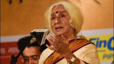 Veteran singer of Kirana Gharana Dr Prabha Atre was conferred with the Padma Vibhushan on the eve of 73rd Republic Day. (HT PHOTO) Veteran singer of Kirana Gharana Dr Prabha Atre was conferred with the Padma Vibhushan on the eve of 73rd Republic Day. (HT PHOTO)