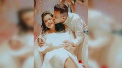 Aditya Narayan gives his wife Shweta Agarwal a peck on her cheeks as she holds his hand and smiles for the camera. (Instagram/@adityanarayanofficial) Aditya Narayan gives his wife Shweta Agarwal a peck on her cheeks as she holds his hand and smiles for the camera. (Instagram/@adityanarayanofficial)