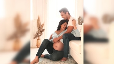 In the picture, Shweta Agarwal can be seen flaunting her baby bump while Aditya Narayan holds his wife in his arms and they both smile. (Instagram/@adityanarayanofficial) In the picture, Shweta Agarwal can be seen flaunting her baby bump while Aditya Narayan holds his wife in his arms and they both smile. (Instagram/@adityanarayanofficial)