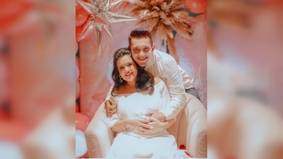 Aditya Narayan showers all his love for his wife Shweta Agarwal through hugs and kisses. (Instagram/@adityanarayanofficial) Aditya Narayan showers all his love for his wife Shweta Agarwal through hugs and kisses. (Instagram/@adityanarayanofficial)