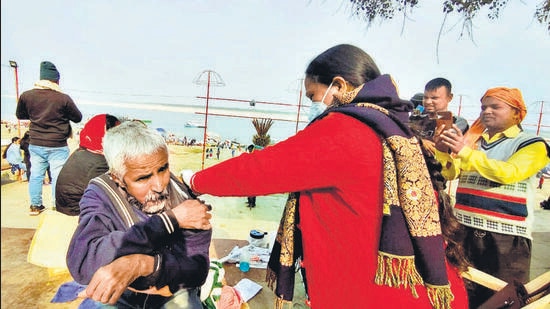 Mansukh Mandaviya stressed that vaccination continued to remain a potent tool to fight the virus. In picture - A healthcare worker administers Covid-19 vaccine.(ANI)