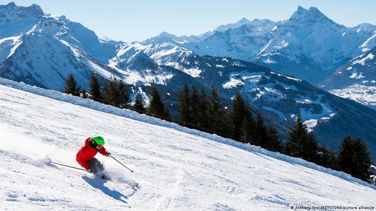 Austria is seeing a disappointing season, but in Switzerland visitor numbers are exceeding pre-pandemic levels.(Anthony Anex/KEYSTONE/picture alliance ) Austria is seeing a disappointing season, but in Switzerland visitor numbers are exceeding pre-pandemic levels.(Anthony Anex/KEYSTONE/picture alliance )