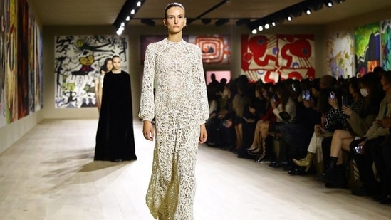 Isoleren Faial onwetendheid Paris Couture Week: Maskless Cara Delevingne irks at Dior show,  Schiaparelli makes return on runway | Fashion Trends - Hindustan Times