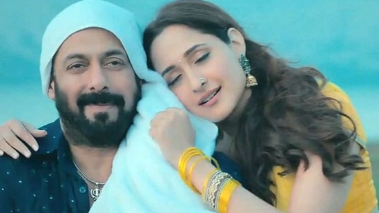 Salman Khan and Pragya Jaiswal in a still from the Main Chala video. Salman Khan and Pragya Jaiswal in a still from the Main Chala video.