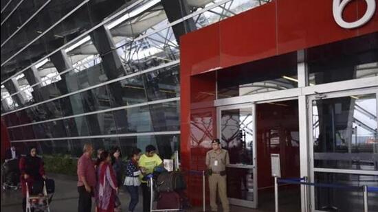 The Delhi Customs Office said customs duty can only be deposited in favor of the government account of the commissioner of customs. The Delhi Customs Office said customs duty can only be deposited in favor of the government account of the commissioner of customs.