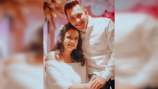 Aditya Narayan and his wife Shweta Agarwal twinned in white for the occasion.(Instagram/@adityanarayanofficial)
