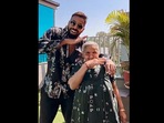 Hardik Pandya and his Nani dancing to Srivalli from Allu Arjun's Pushpa.(instagram/@hardikpandya93) Hardik Pandya and his Nani dancing to Srivalli from Allu Arjun's Pushpa.(instagram/@hardikpandya93)
