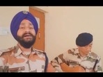 Republic Day 2022: The image, taken from the video, shows the jawan singing Mohammed Rafi's iconic patriotic song.(Twitter/@ITBP_official) Republic Day 2022: The image, taken from the video, shows the jawan singing Mohammed Rafi's iconic patriotic song.(Twitter/@ITBP_official)