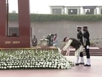 PM Modi paying tribute to the fallen heroes at the National War Memorial on Republic Day.(Twitter/@mygovindia)