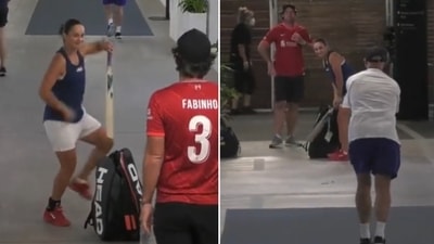 Ash Barty playing cricket (Twitter)