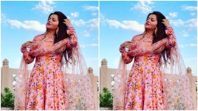 Styled by fashion stylist Ashna Makhijani Shah, Rubina wore her tresses open with a side part. (Instagram/@rubinadilaik)