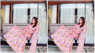 Rubina opted for a minimal makeup look to complement her ethnic attire. She decked up in pink eyeshadow, mascara-laden eyelashes, black eyeliner, contoured cheeks, drawn eyebrows and a shade of pink lipstick. (Instagram/@rubinadilaik)