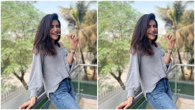 Karishma paired a grey sweater with one shoulder details with a pair of blue denims. (Instagram/@karishmaktanna)