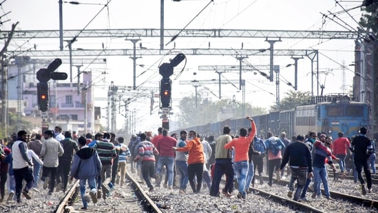 Aspirants block railway tracks during their protest over alleged erroneous results of Railway Recruitment Board's Non-Technical Popular Categories (RRB NTPC) exam 2021 in Prayagraj.&nbsp;(File Photo / PTI)