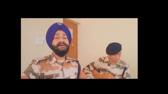 Republic Day 2022: The image, taken from the video, shows the jawan singing Mohammed Rafi's iconic patriotic song.(Twitter/@ITBP_official)