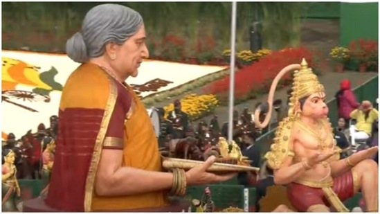 Karnataka displayed its rich tradition of handicrafts in the Republic Day tableau ranging from skillfully made pots to hand-woven sarees.(ANI)