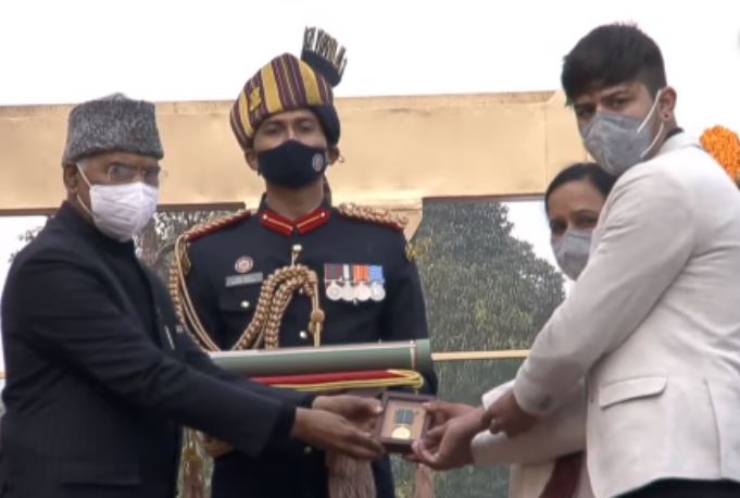 Jammu and Kashmir Police's Assistant Sub Inspector (ASI) Babu Ram conferred with Ashok Chakra posthumously. His wife Rina Rani &nbsp;son Manik received the award from President Ram Nath Kovind.&nbsp;(ANI)