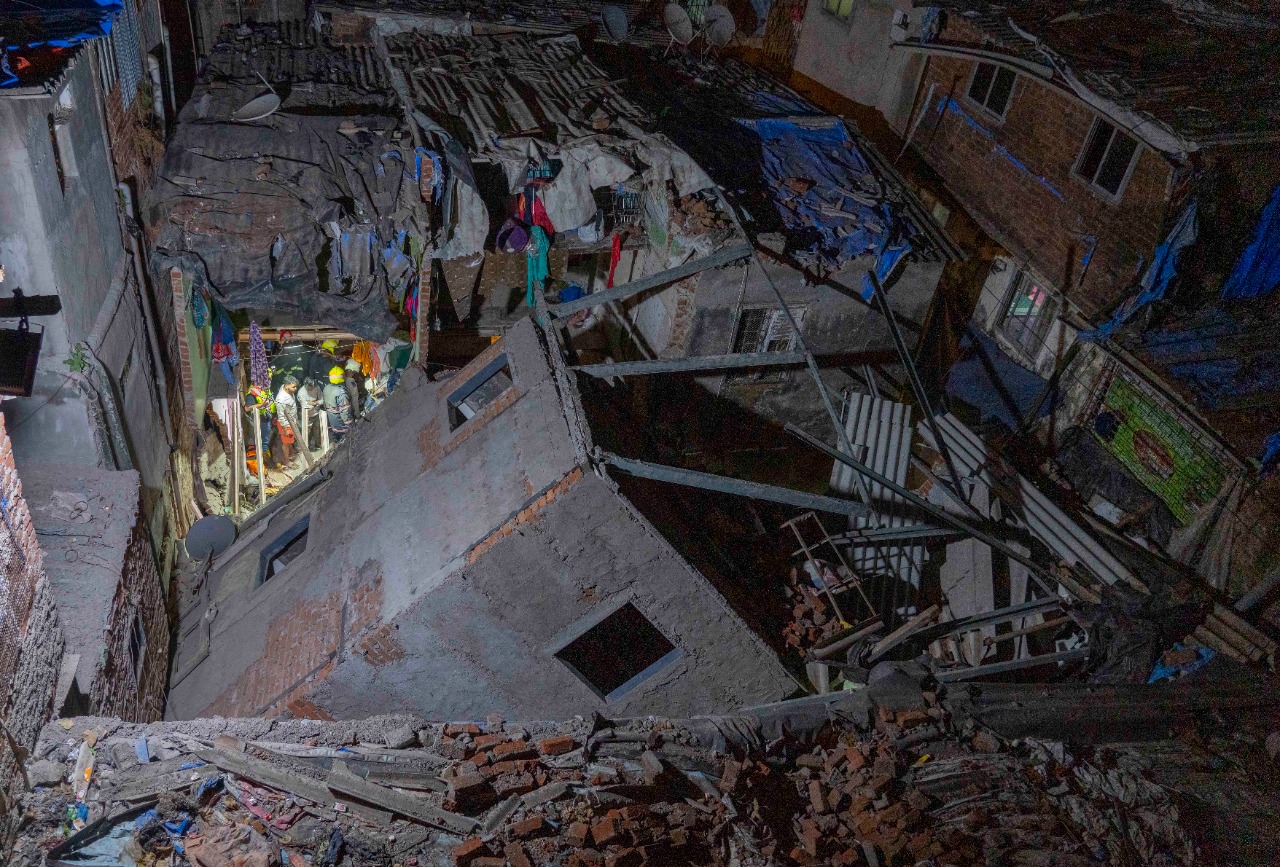 Rescue work underway after a five-storied building collapsed in Bandra, Mumbai, on Wednesday.&nbsp; (Vijay Bate/HT Photo)
