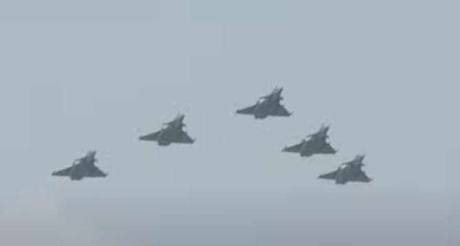 Five Rafale jets of the Indian Air Force fly in in Arrowhead formation at the Republic Day parade.&nbsp;(ANI)