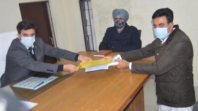 Congress’ Dakha candidate Capt Sandeep Sandhu during filing of nomination papers at the mini-secretariat in Ludhiana on Thursday. (Gurpreet Singh/HT) Congress’ Dakha candidate Capt Sandeep Sandhu during filing of nomination papers at the mini-secretariat in Ludhiana on Thursday. (Gurpreet Singh/HT)