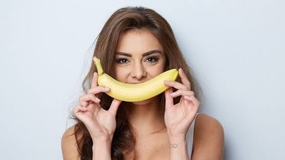 Bananas are loaded with nutrients such as dietary fibers, Vitamin B6 and manganese, which helps in detoxing the mouth. To garner maximum benefits of banana, rub the banana peel on teeth for around 1-2 minute, and keep for 5 minutes before brushing. Bananas are loaded with nutrients such as dietary fibers, Vitamin B6 and manganese, which helps in detoxing the mouth. To garner maximum benefits of banana, rub the banana peel on teeth for around 1-2 minute, and keep for 5 minutes before brushing.