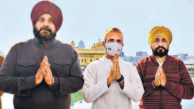 Congress leader Rahul Gandhi with Punjab CM Charanjit Singh Channi and party state chief Navjot Singh Sidhu pays obeisance at the Golden Temple, in Amritsar on Thursday. Gandhi said he will soon declared the CM candidate in the state for the upcoming elections. (ANI) Congress leader Rahul Gandhi with Punjab CM Charanjit Singh Channi and party state chief Navjot Singh Sidhu pays obeisance at the Golden Temple, in Amritsar on Thursday. Gandhi said he will soon declared the CM candidate in the state for the upcoming elections. (ANI)