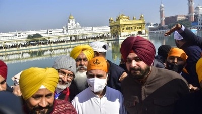 Congress leader Rahul Gandhi flanked by Punjab chief minister Charanjit Singh Channi and state unit president Navjot Singh Sidhu at the Golden Temple in Amritsar on Thursday afternoon. (HT Photo/Sameer Sehgal)