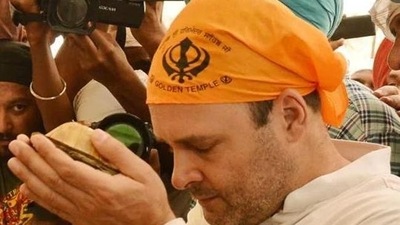 Congress leader Rahul Gandhi paying obeisance at the Golden Temple in Amritsar during an earlier visit.&nbsp; (HT_PRINT)
