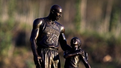 Statue of Kobe and Gigi Bryant (REUTERS)