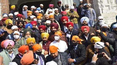 Punjab Congress candidates pose with Congress leader Rahul Gandhi at the entrance of the Golden Temple in Amritsar on Thursday. (HT Photo/Sameer Sehgal)