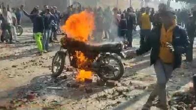 A video grab purportedly showing the incident where angry locals torched a bike in Ludhiana following a snatching bid. (HT Photo) A video grab purportedly showing the incident where angry locals torched a bike in Ludhiana following a snatching bid. (HT Photo)