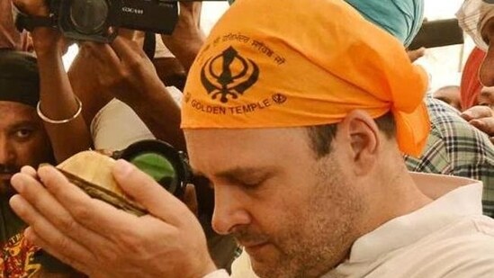 Congress leader Rahul Gandhi paying obeisance at the Golden Temple in Amritsar during an earlier visit.&nbsp;(HT_PRINT)
