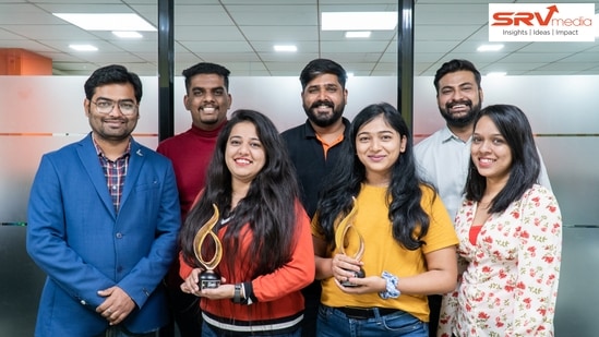 Winning teams from Unimark Lakewood Estate’s #BestOfBothWorlds and INIFD Pune, Kothrud’s #SketchYourAmbitions campaigns pose with the awards Winning teams from Unimark Lakewood Estate’s #BestOfBothWorlds and INIFD Pune, Kothrud’s #SketchYourAmbitions campaigns pose with the awards