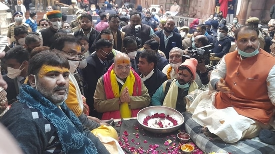 Home Minister Amit Shah offered prayers at the Shri Banke Bihari Mandir in Vrindavan on Thursday. He will also be attending various events in Mathura and Gautam Buddh Nagar, as part of campaigning for the Uttar Pradesh Assembly polls.(HT Photo/Hemendra Chaturvedi)